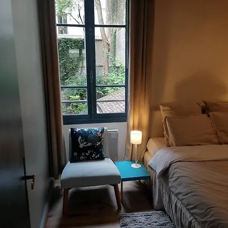 Romantique Et Calme Petit Nid Parisien Daire